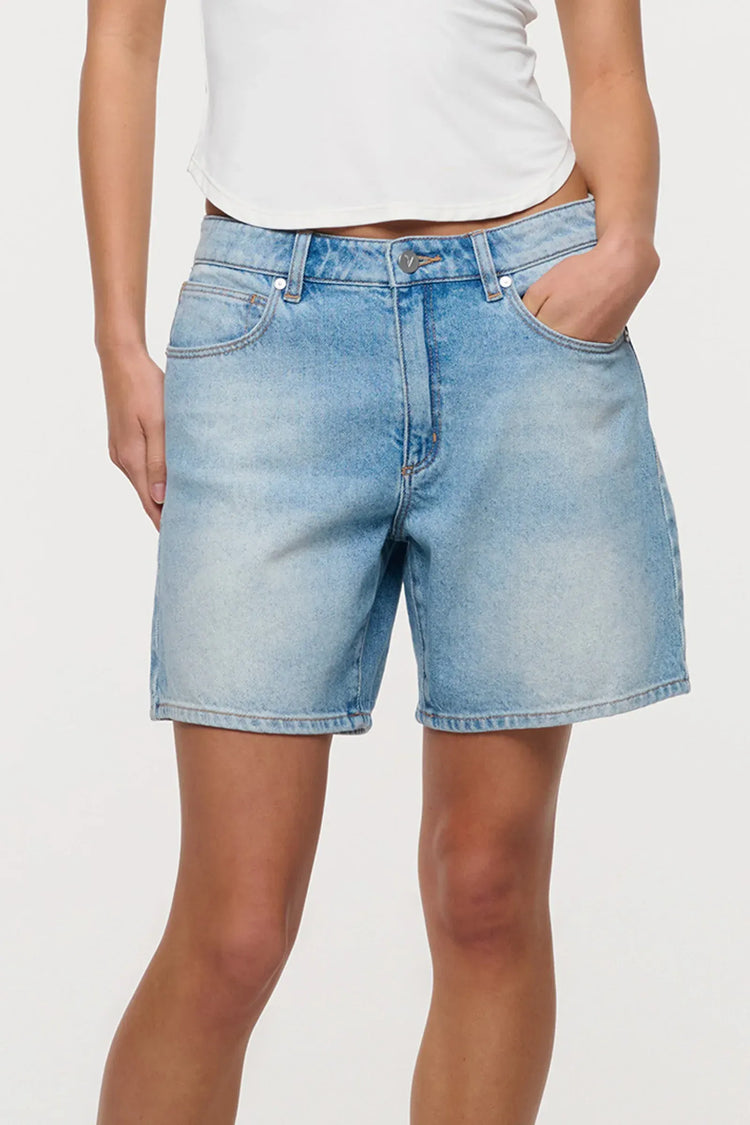 Abrand Jeans SHORTS 95 Mid Relaxed Short Karlie Rcy